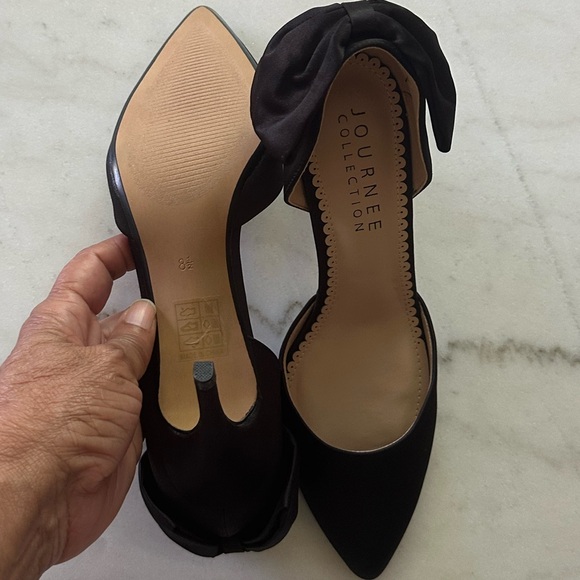 NWT Journee Women’s Tanzi Pointed Toe Mid-Heel Evening Pump Size 8.5. - Picture 10 of 11